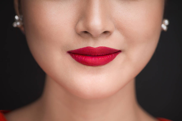 vrouwelijke lippen met rode lippenstift - Foto, afbeelding