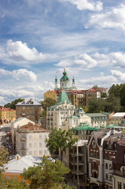 Знаменитый вид Андреевской церкви в барокко Растрелли, Киев, Украина на Андреевском спуске, днем, на голубое небо
.  - Фото, изображение