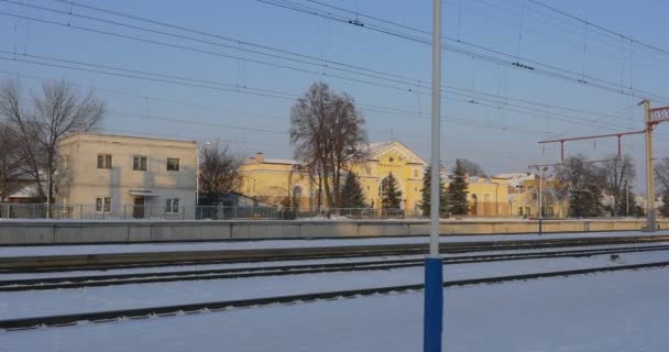 Metal çatı tren istasyonuna güzel olan ve olmayan bir gündüz kışın görünüyor Konotop kasaba, Ukrayna - Video, Çekim