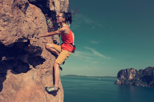 Mujer joven escalando
  - Foto, imagen