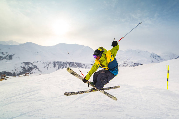 lyžař lyžování na čerstvém sněhu na sjezdovce na slunný zimní den v lyžařském středisku v Gruzii - Fotografie, Obrázek