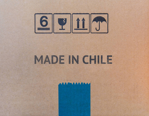  MADE IN CHILE écrit sur une boîte en carton brun
. - Photo, image