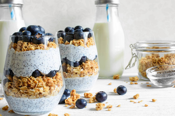 chia pudding or yogurt parfait with blueberries, granola and chia seeds - Foto, imagen