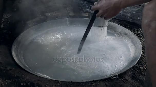  Les nouilles de riz tombent directement dans l'eau bouillante pour la cuisson (gros plan
 ) - Séquence, vidéo