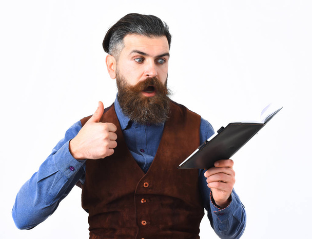 bearded man holding notepad with surprised face - Φωτογραφία, εικόνα