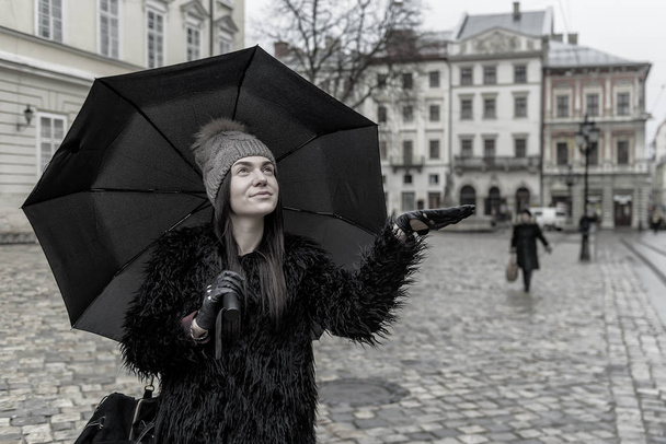девушка с зонтиком на улице в монохромном
 - Фото, изображение