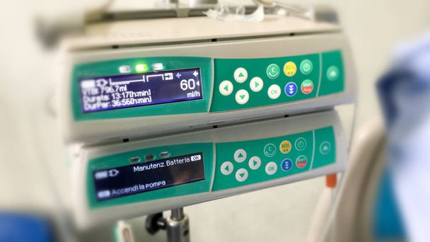 Controlador de máquina para infusão intravenosa IV para paciente in ho
 - Foto, Imagem