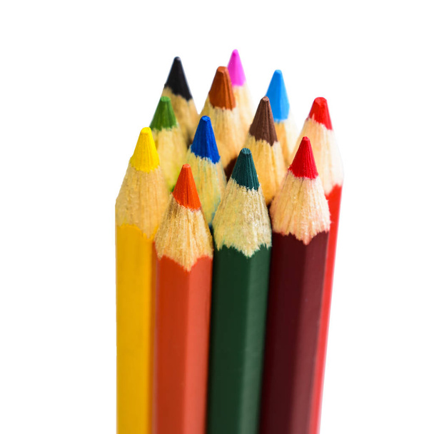 Crayons de couleur isolés sur fond blanc - Photo, image
