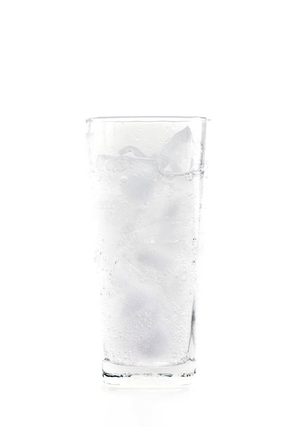 Стакан минеральной газированной воды со льдом - Фото, изображение