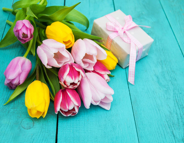 Primavera tulipanes flores y caja de regalo
 - Foto, imagen