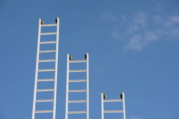 weiße lange und kurze Leitern - Foto, Bild