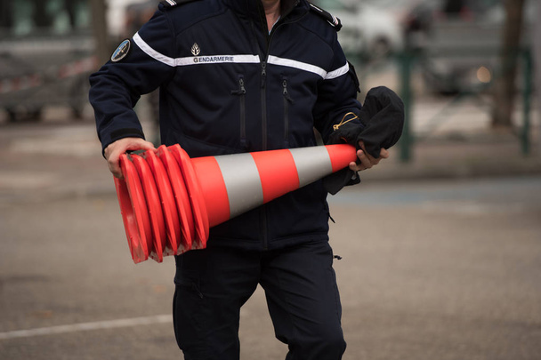 Polis trafik yastıkları holding - Fotoğraf, Görsel