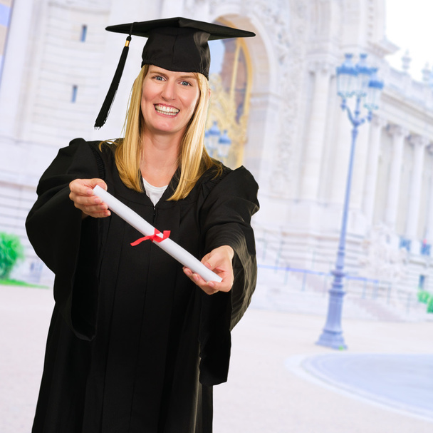 Щаслива випускниця, що показує сертифікат
 - Фото, зображення
