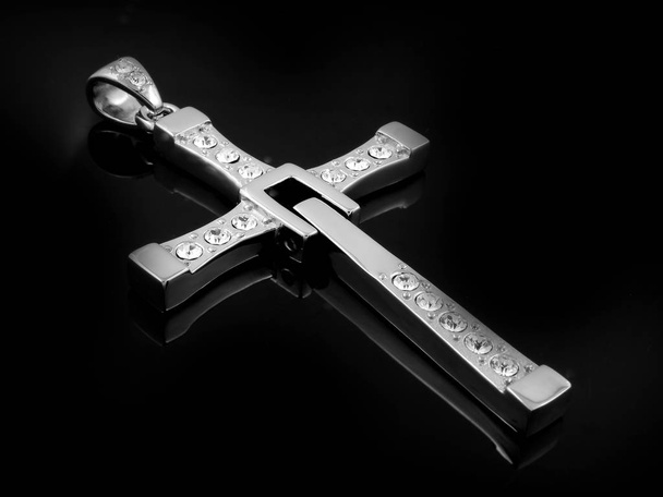 Kreuz Halskette silber eine Farbe Hintergrund - Foto, Bild