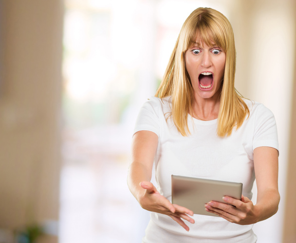 σοκαρισμένος γυναίκα κοιτάζοντας ψηφιακή δισκίο - Φωτογραφία, εικόνα