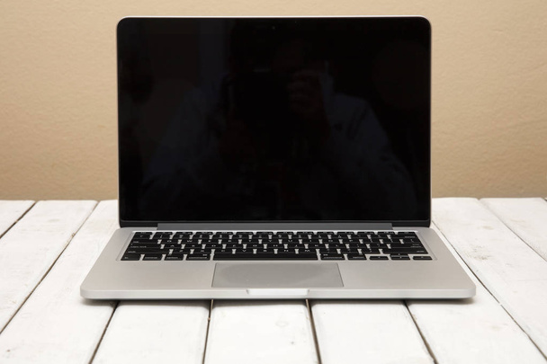 Ноутбук с пустым экраном
 - Фото, изображение