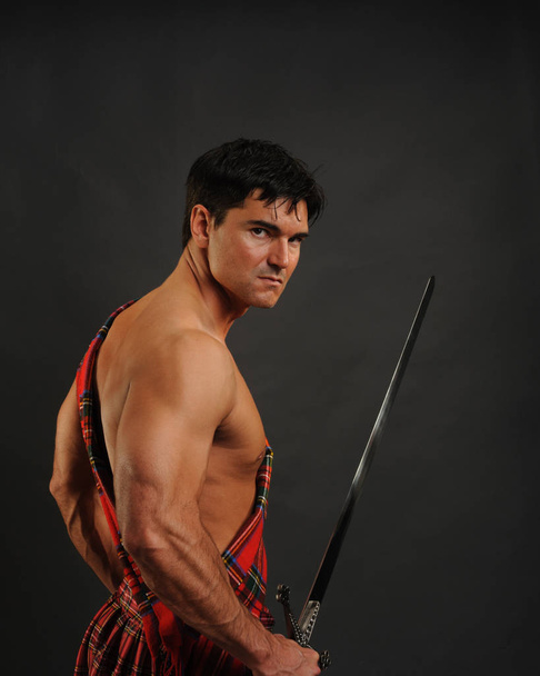 il soldato caldo indossa un vestito highlander
 - Foto, immagini