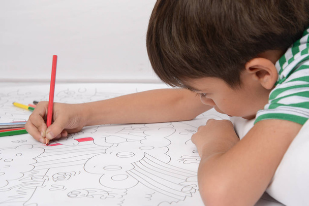 Niño dibujar y pintar el color del lápiz en las actividades de la casa de papel
 - Foto, imagen