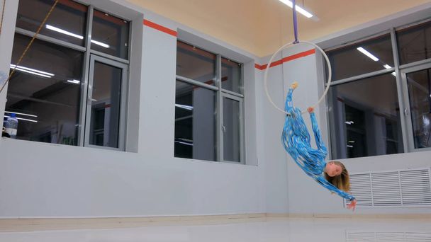 Plastik güzel kız jimnastikçi akrobatik sirk halkası üzerinde - Fotoğraf, Görsel