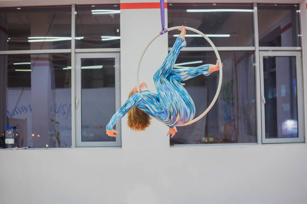 Πλαστικά όμορφο κορίτσι γυμναστής για ακροβατικές τσίρκο δαχτυλίδι - Φωτογραφία, εικόνα