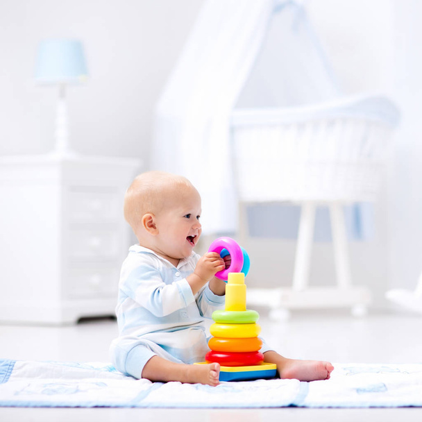 Baby playing with toy pyramid. Kids play - Foto, imagen