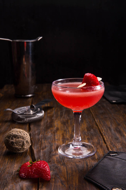 Алкогольный коктейль с джином и клубникой в стакане
 - Фото, изображение