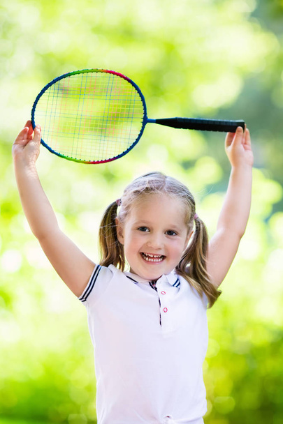 Criança jogando badminton ou tênis ao ar livre no verão
 - Foto, Imagem