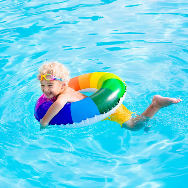 Oyuncak yüzük Yüzme Havuzu ile çocuk - Fotoğraf, Görsel