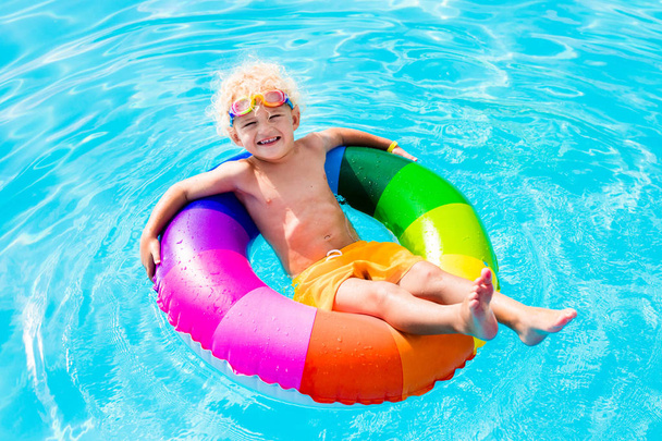 Ребёнок с игрушечным кольцом в бассейне
 - Фото, изображение