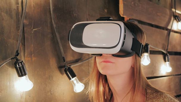 Jovem mulher usando óculos de realidade virtual - Foto, Imagem