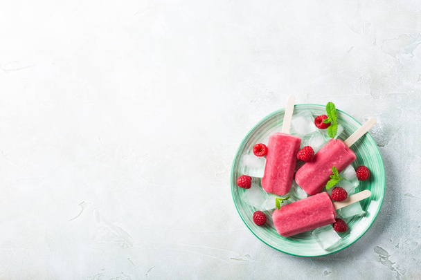 Homemade Raspberry popsicles - Фото, изображение