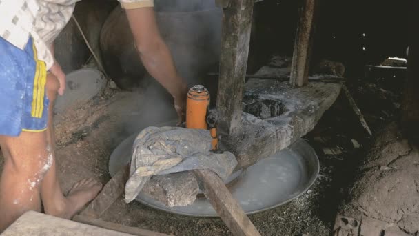 hombre blanqueando fideos de arroz en un cubo hueco con agua hirviendo
 - Imágenes, Vídeo