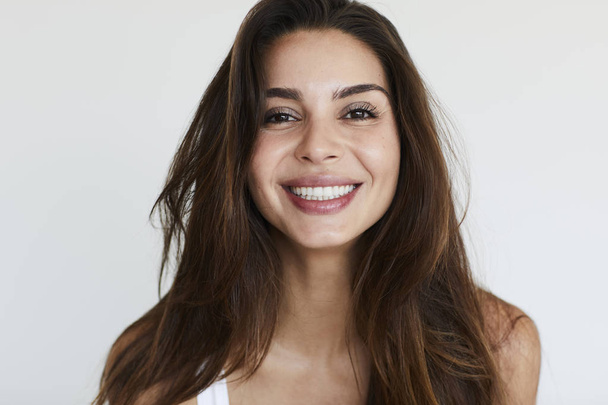 Beautiful woman with toothy smile - Foto, afbeelding