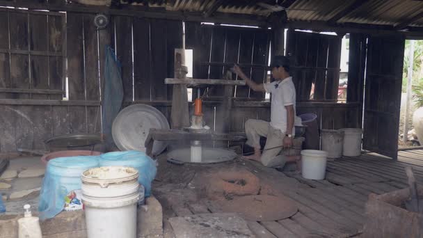 человек с помощью прессовочной машины, чтобы разрезать рисовое тесто на полоски
 - Кадры, видео