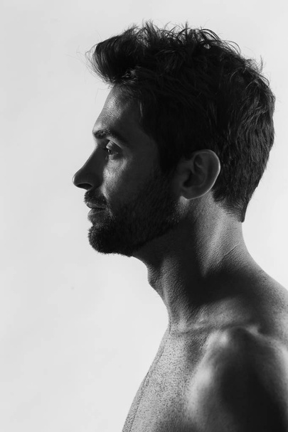 Handsome bearded shirtless man - Foto, afbeelding