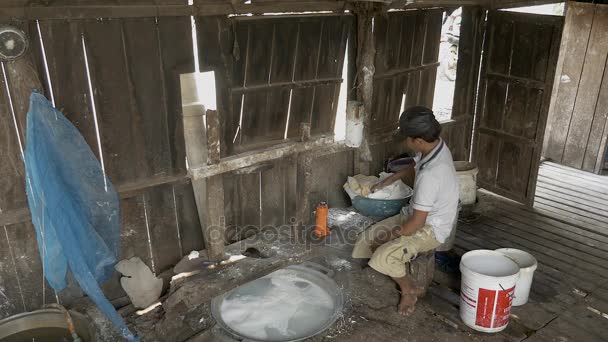 Uvnitř rýžové nudle workshop s vroucí vodou. Muž náplň nudle lisovací stroj s rýží těsta - Záběry, video