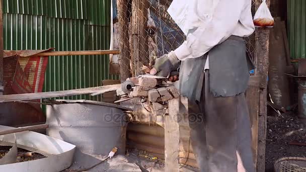 işçi bir taşlama tekerleği ile geleneksel geniş bıçak bileme  - Video, Çekim