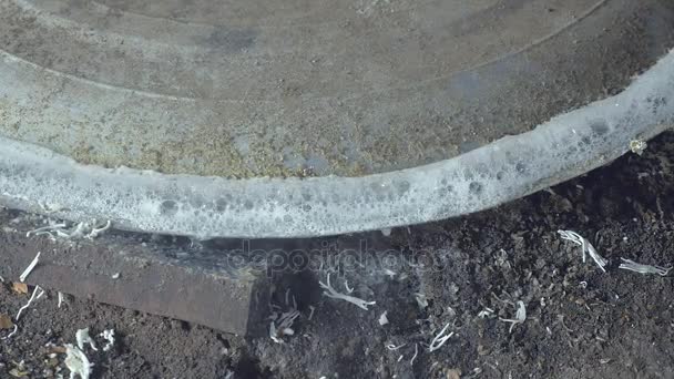 Gros plan sur un pot couvert avec de l'eau bouillante au-dessus d'un foyer creusé pour la fabrication de nouilles de riz
 - Séquence, vidéo