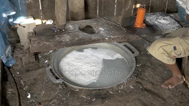 A l'intérieur d'un atelier de nouilles de riz à l'eau bouillante. Homme remplissant machine de pressage de nouilles avec de la pâte de riz
 - Séquence, vidéo