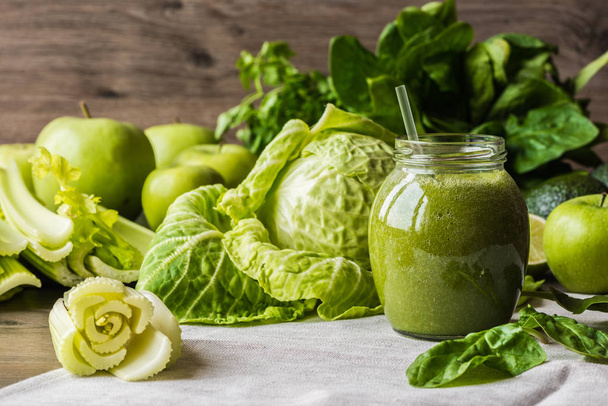 Detox-ruokavalio. Vihreä smoothie eri vihanneksia puinen tausta
 - Valokuva, kuva