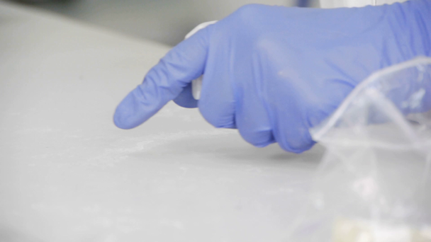 lab-assistent bereidt reageerbuisjes met bio materialen voor onderzoek - Video