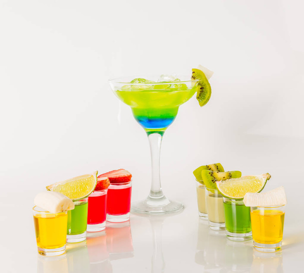 Bebida colorida en un vaso de margarita, combinación azul y verde
, - Foto, imagen