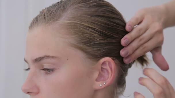 Profesyonel kuaför saç modeli istemci için yapıyor - Video, Çekim
