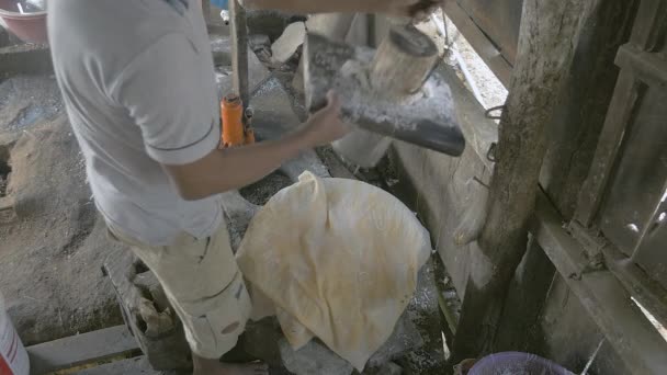 человек заполнения машины прессования лапши с рисовым тестом (крупным планом
) - Кадры, видео