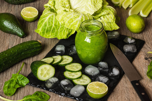 Dieta de desintoxicação. Smoothie verde com diferentes vegetais em fundo de madeira
 - Foto, Imagem