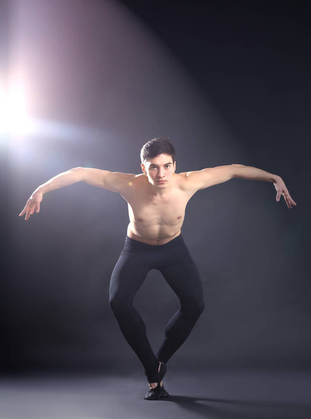 Handsome ballet dancer - Foto, Imagem