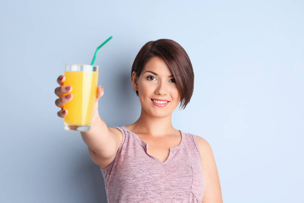 Mulher com copo de suco de laranja
 - Foto, Imagem
