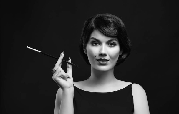 woman smoking with cigarette holder - Zdjęcie, obraz