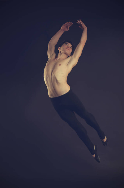 Handsome ballet dancer - Foto, Imagen