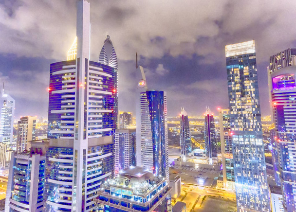 Εναέρια Νυχτερινή άποψη του ορίζοντα του Downtown Dubai - Φωτογραφία, εικόνα